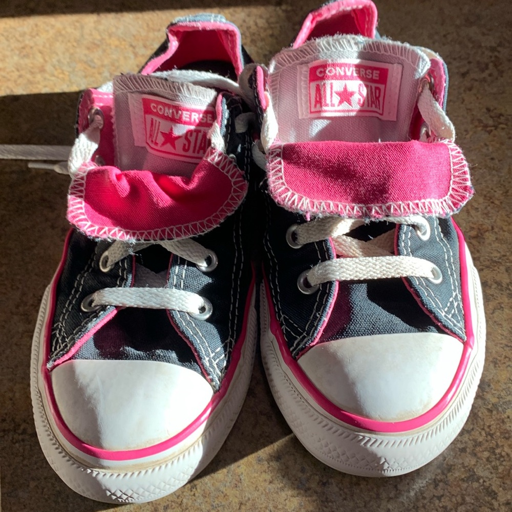Girls converse shoes. Size 1.gently used